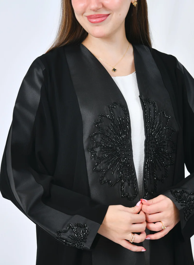 عبايات حوراء عباية فاخرة بشك يدوي أنيق بتفاصيل زهريّة على الصدر والأكمام