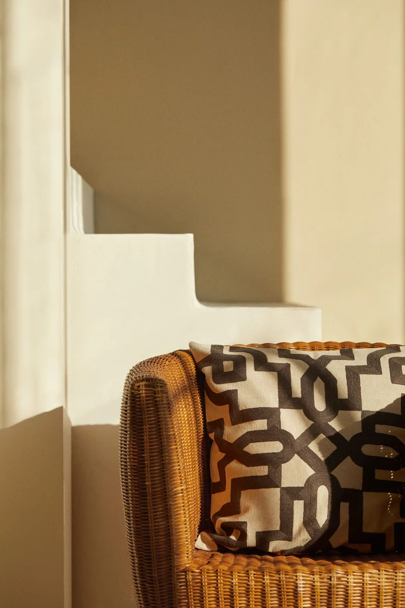 اتش اند ام غطاء وسادة منقوش