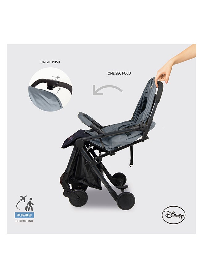 Disney عربة سفر وارنر بروس باتمان للأطفال/الرضع 0-36 شهر، سلة تخزين، واقي قابل للفك، حزام أمان 5 نقاط، تصميم قابل للطي مدمج، رمادي - Image 5