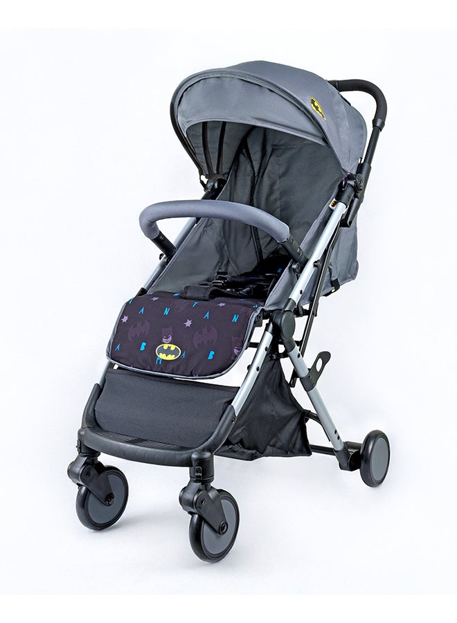 Disney عربة سفر وارنر بروس باتمان للأطفال/الرضع 0-36 شهر، سلة تخزين، واقي قابل للفك، حزام أمان 5 نقاط، تصميم قابل للطي مدمج، رمادي - Image 2