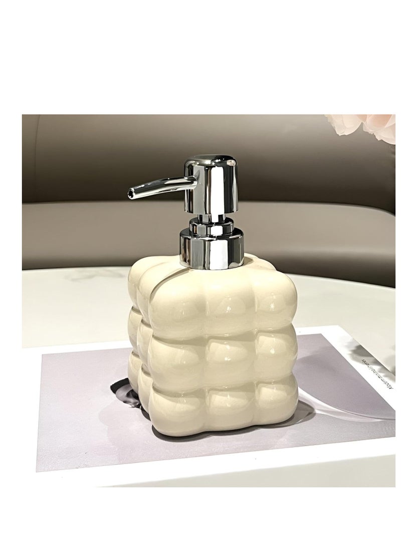 موزع صابون أنيق من البورسلين الأبيض بمضخة قابلة لإعادة الملء للحمام والمطبخ. - Image 1
