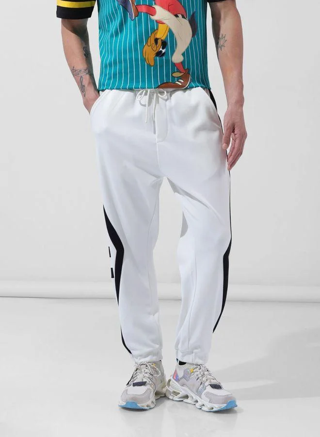 The Indian Garage Co Men Loose Fit Embroidered Side Pocket Mid-Rise Joggers