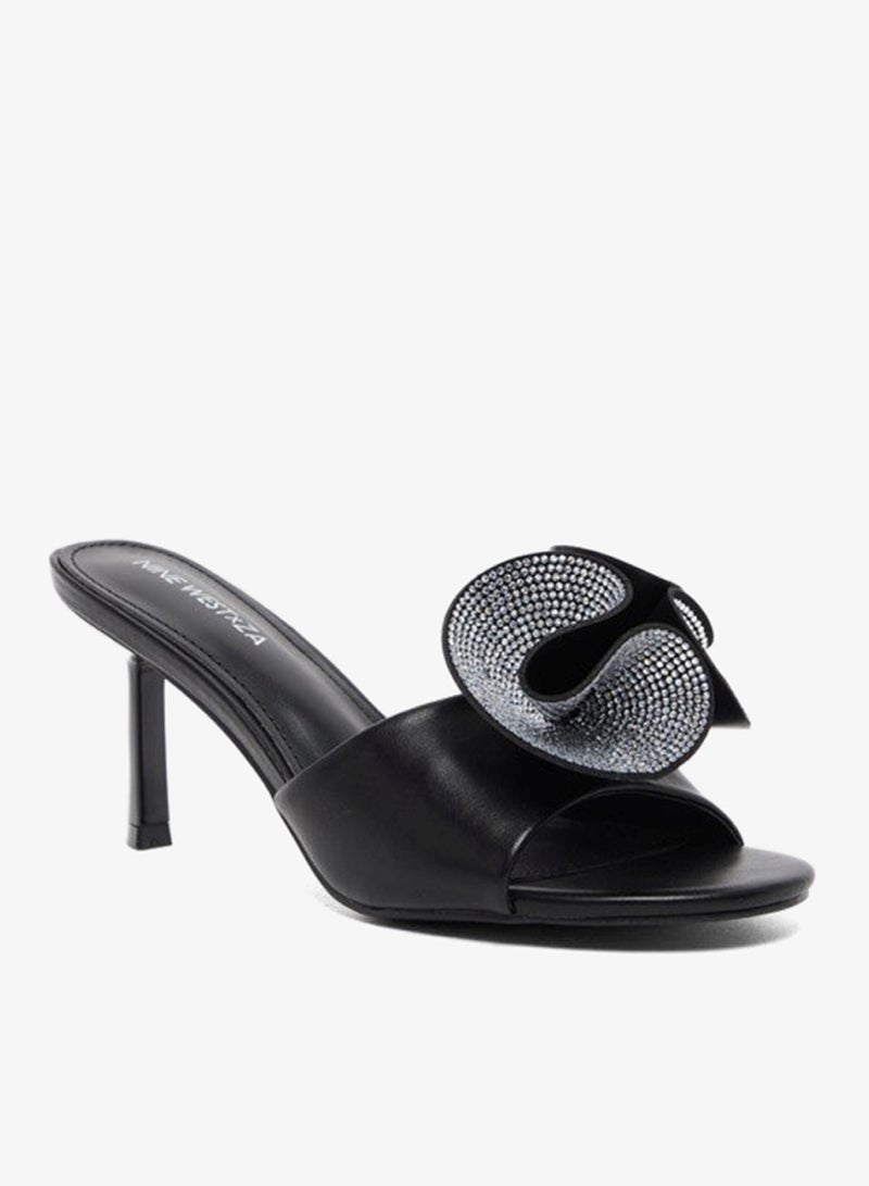 صنادل بكعب خنجر مزينة بالريحان