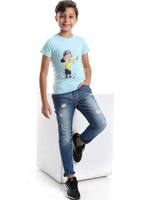 تي شيرت للأولاد بأكمام قصيرة ونقشة مطبوعة باللون الأزرق الفاتح