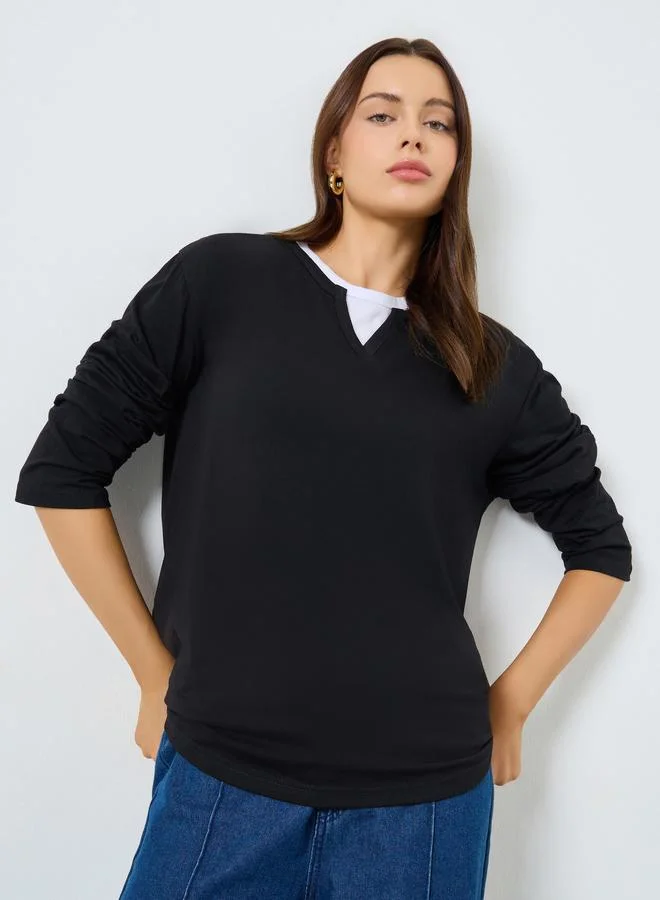 ستايلي تيشيرت محبوك واسع بتفاصيل مُتباينة