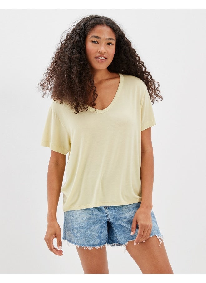 American Eagle - AE تي شيرت ناعم بياقة على شكل حرف V مقاس كبير - Image 1