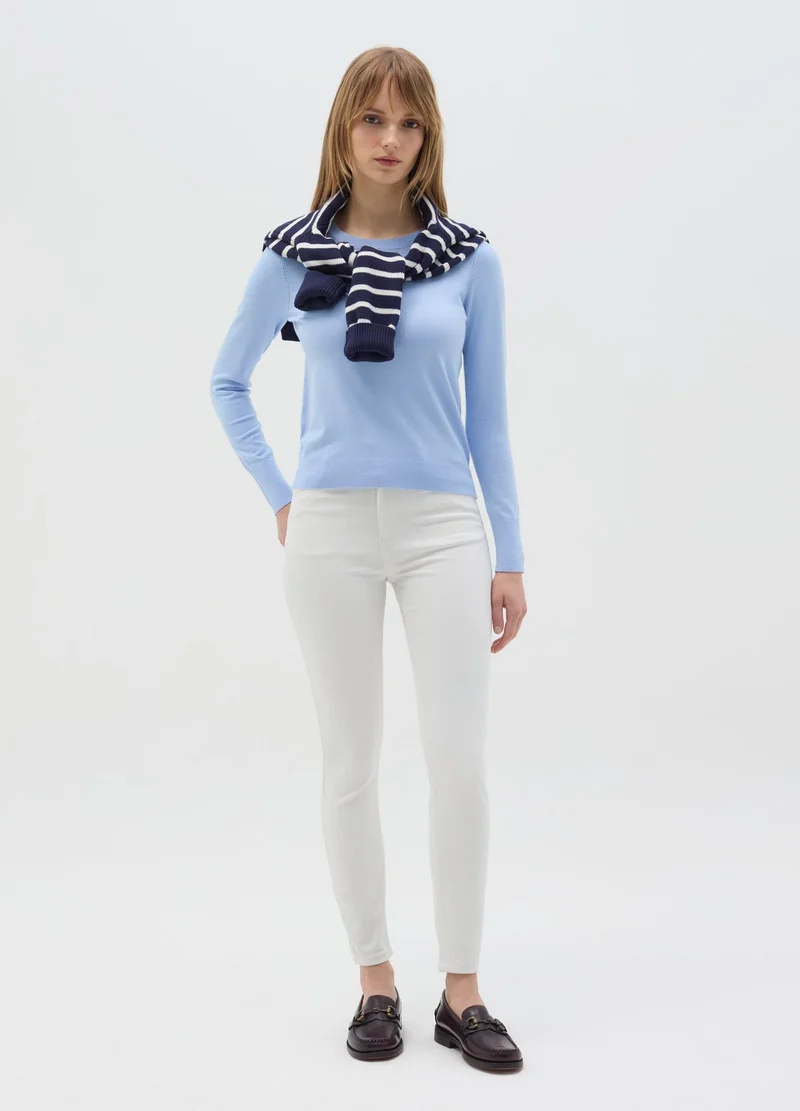 او في اس بلوزة بياقة مستديرة وأكمام طويلة