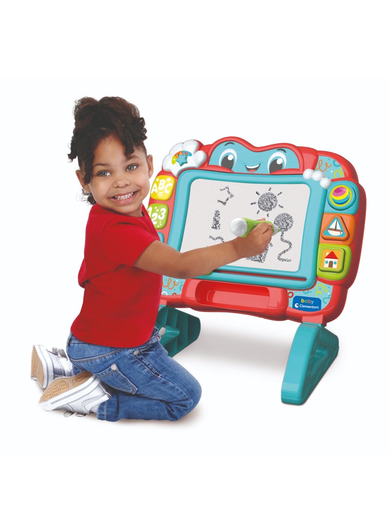 Clementoni لوحة تفاعلية للتعلم والرسم من كليمنتوني للأطفال، تعمل بالبطارية | لعبة تعليمية | لعبة للتطور المبكر | تعلم كيفية الرسم والكتابة! | مع أضواء وصوت | تشجع على الإبداع | تساعد في تطوير المهارات الحركية | هدية مثالية للأطفال الصغار - Image 2