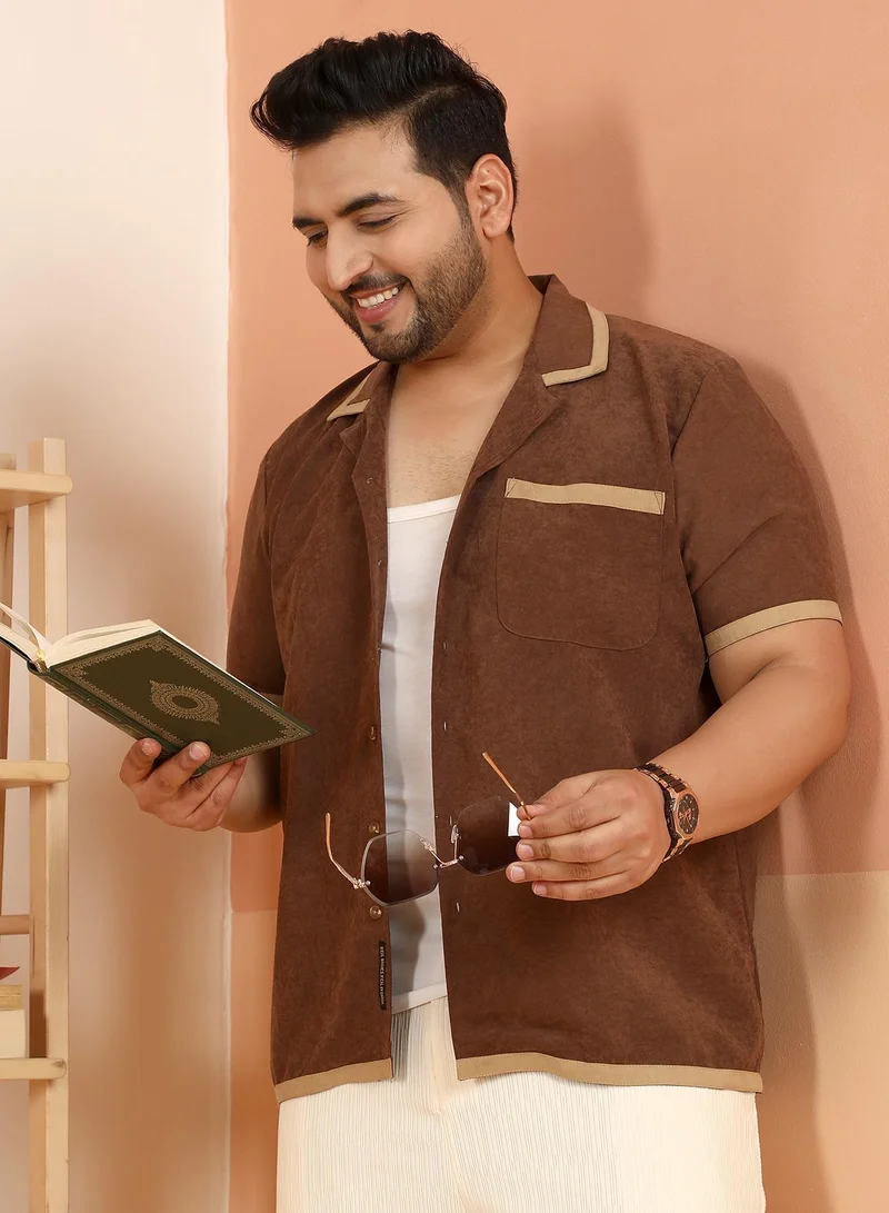 انستافاب بلس قميص رجالي بني شوكولاتة بنمط كوبي بأكمام قصيرة وياقة كوبية مقاس بلس
