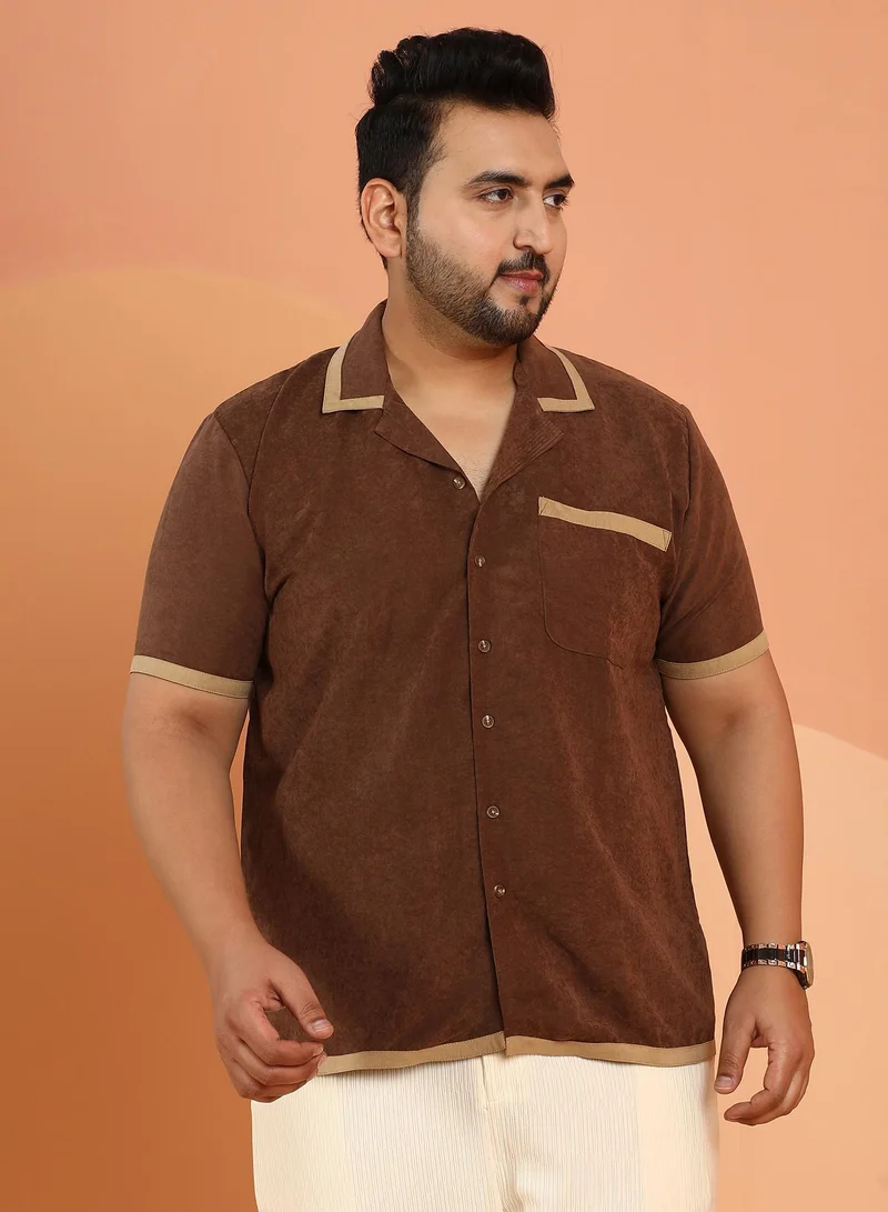 انستافاب بلس قميص رجالي بني شوكولاتة بنمط كوبي بأكمام قصيرة وياقة كوبية مقاس بلس