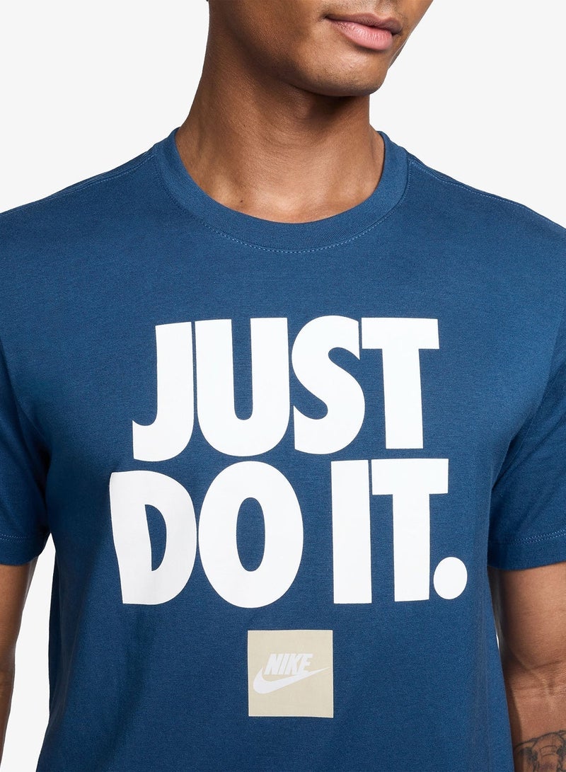 Nike Nsw Just Do It Verbiage T-Shirt - Image 3