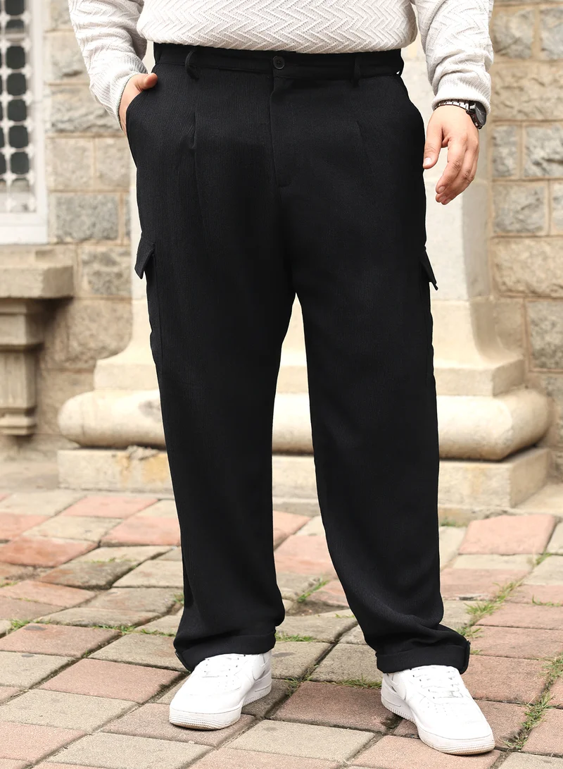 انستافاب بلس بنطلون كارجو رجالي مفصل من إنستافاب بلس | خصر متوسط، مطاط جانبي قابل للتمدد | إغلاق بأزرار، حاشية مكبلة | لون أسود صلب مطحون | نسيج منسوج للملابس الكاجوال والشارع