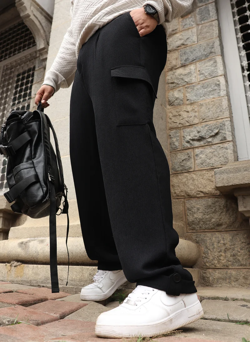 انستافاب بلس بنطلون كارجو رجالي مفصل من إنستافاب بلس | خصر متوسط، مطاط جانبي قابل للتمدد | إغلاق بأزرار، حاشية مكبلة | لون أسود صلب مطحون | نسيج منسوج للملابس الكاجوال والشارع