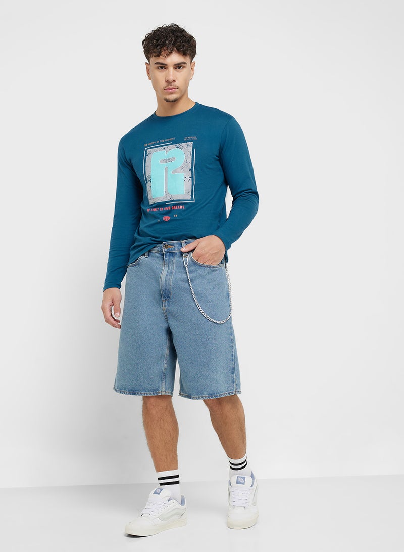 سفنتي فايف بيسيكس تيشيرت بأكمام طويلة ورسمة جرافيك - Image 4