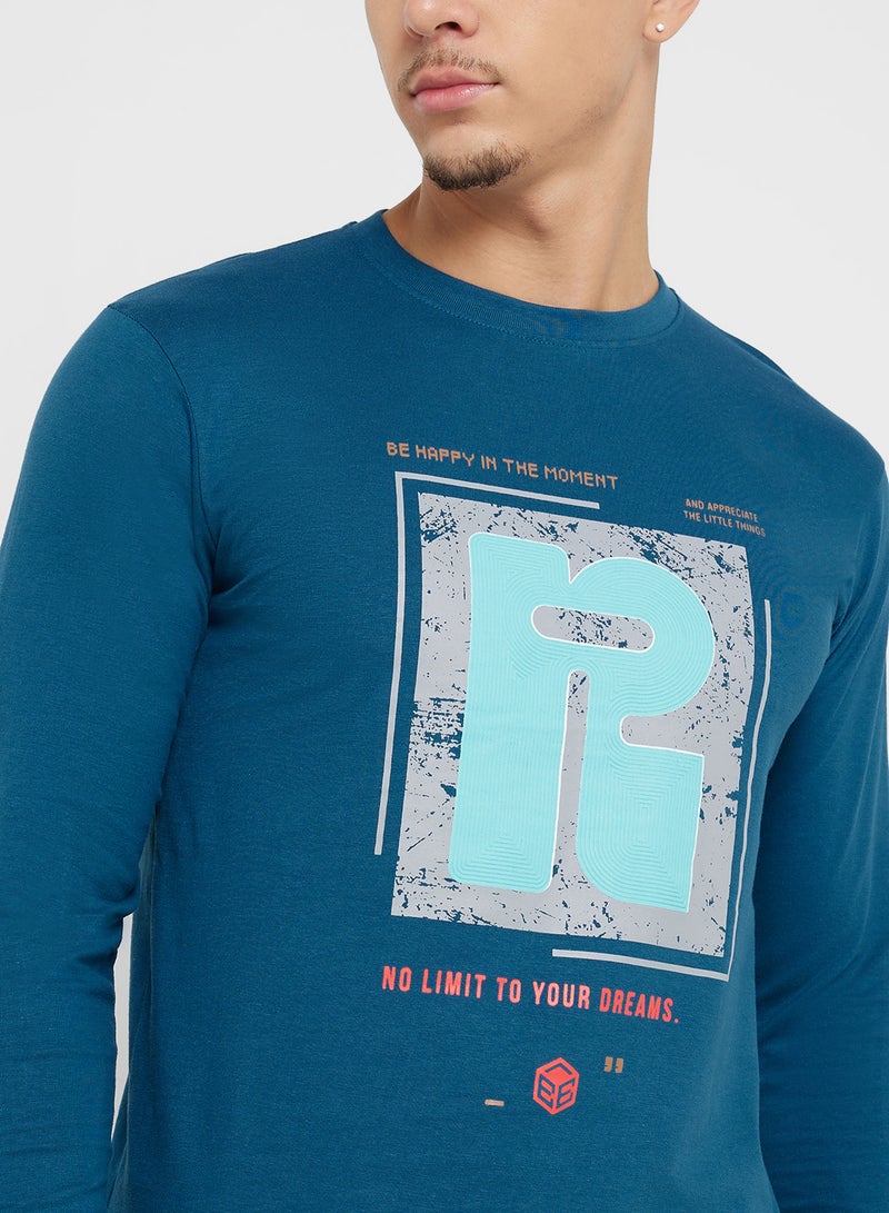 سفنتي فايف بيسيكس تيشيرت بأكمام طويلة ورسمة جرافيك - Image 3