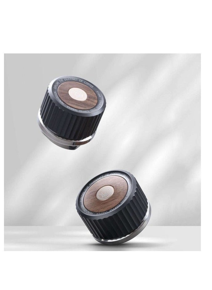 زيروهيرو موزع القهوة ZeroHero Thor بوزن ذاتي، متوفر بمقاسين 58 مم و51 مم، مع ضاغط القهوة Thor Rebound. مكبس إسبرسو بارستا مصنوع من الفولاذ المقاوم للصدأ 304 بجودة عالية لتوزيع القهوة وتعبئتها باحترافية. مثالي لتحضير قهوة الإسبريسو بكل دقة. - Image 3