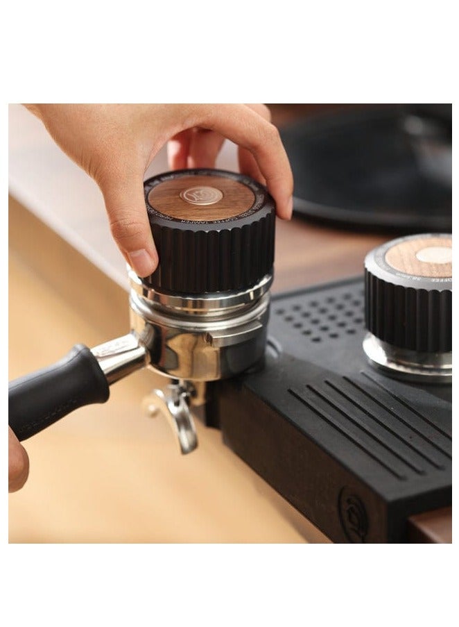 زيروهيرو موزع القهوة ZeroHero Thor بوزن ذاتي، متوفر بمقاسين 58 مم و51 مم، مع ضاغط القهوة Thor Rebound. مكبس إسبرسو بارستا مصنوع من الفولاذ المقاوم للصدأ 304 بجودة عالية لتوزيع القهوة وتعبئتها باحترافية. مثالي لتحضير قهوة الإسبريسو بكل دقة. - Image 4