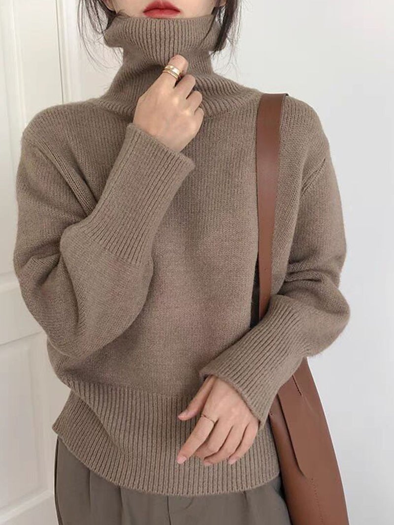 YUNIQEE سويت شيرت بني بأكمام طويلة وياقة تورتل - Image 1
