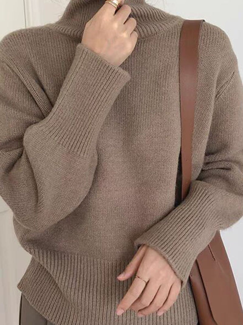 YUNIQEE سويت شيرت بني بأكمام طويلة وياقة تورتل - Image 2