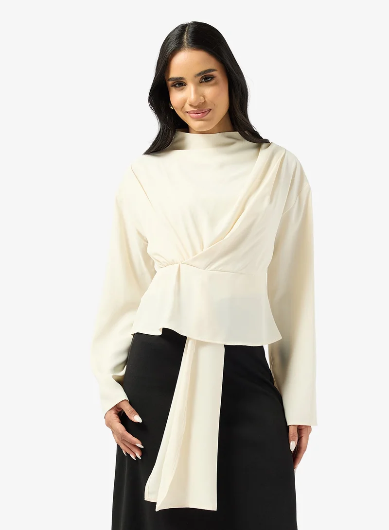 جينجر بلوزة بياقة عالية وتفاصيل مكشكشة