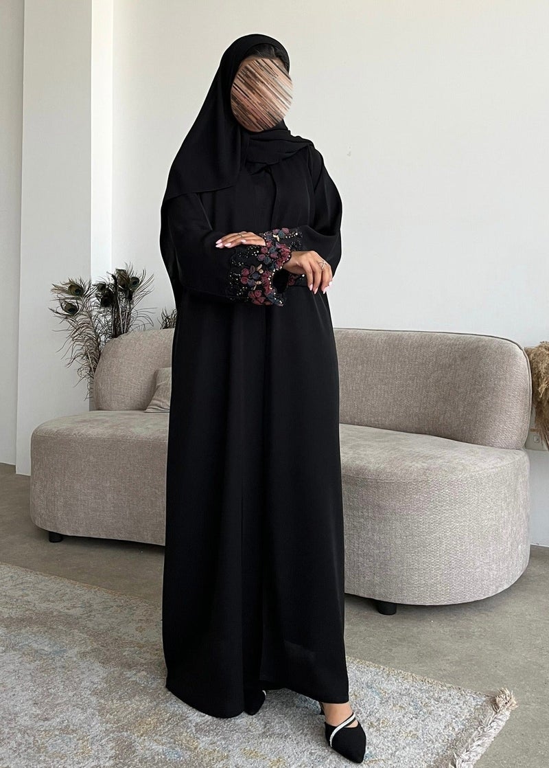 كريتر  عباية أنيقة عصرية و القماش كريب مع كلفة ورود باليد وقصة العباية ربع كلوش شامل طرحة . - Image 4