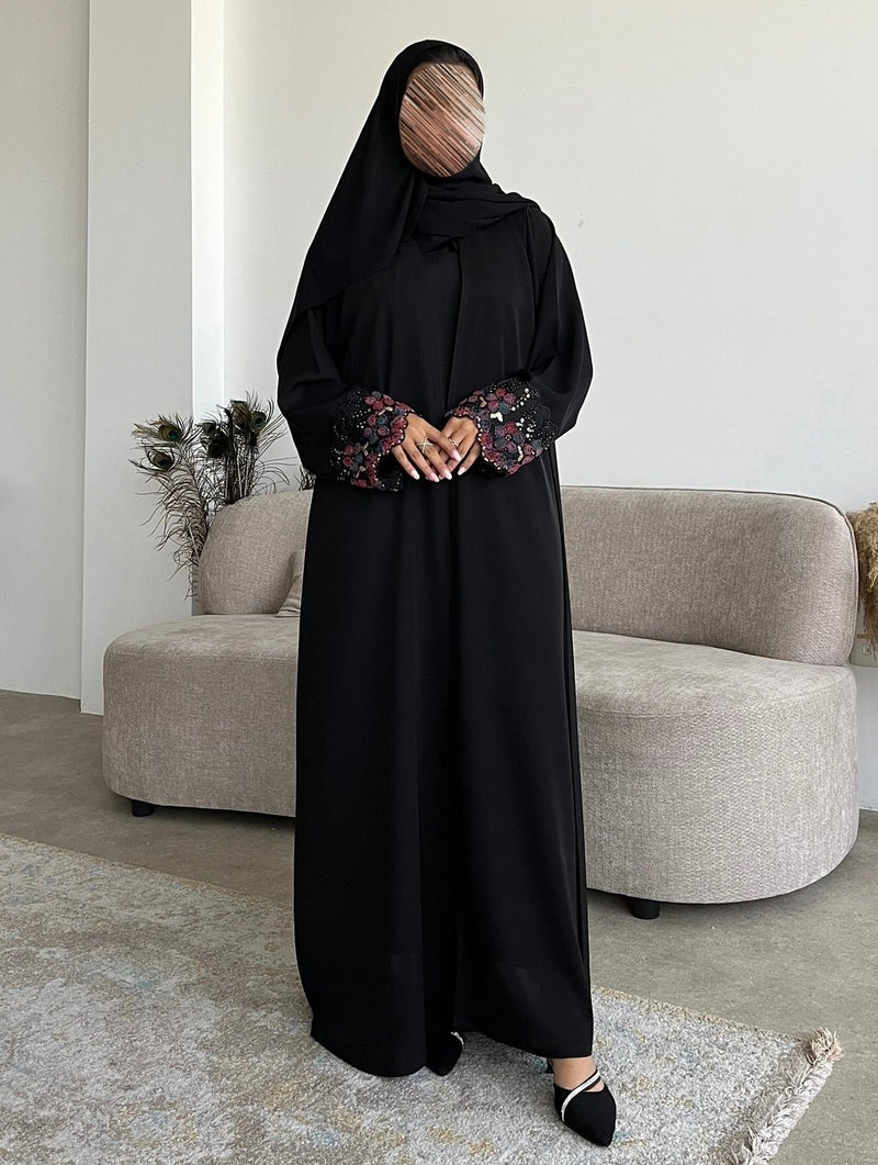 كريتر  عباية أنيقة عصرية و القماش كريب مع كلفة ورود باليد وقصة العباية ربع كلوش شامل طرحة . - Image 3