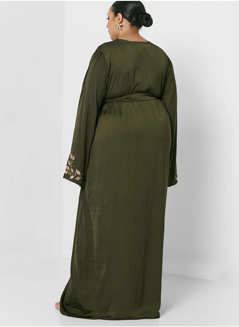 Hayas Closet Curve Floral Embroidered Jalabiya