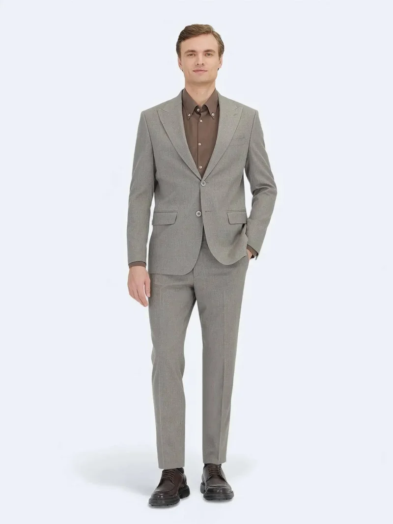 كيب بدلة بنية فاتحة بتصميم عصري دقيق