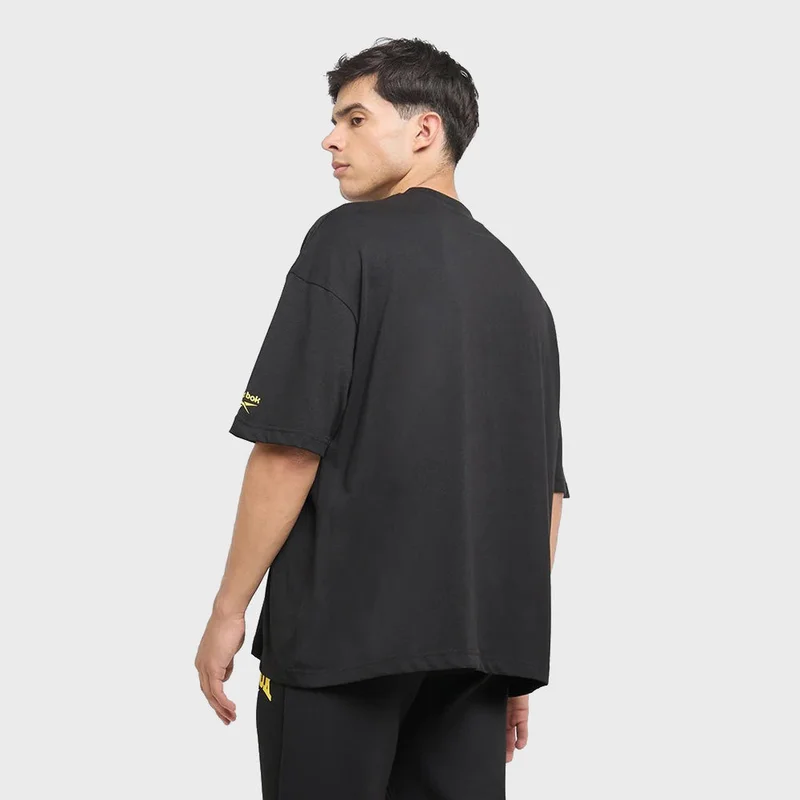 ريبوك Keep it simple and classic with this men's Short Sleeve tee. The soft cotton fabric feels great on sunny days, work days or lazy weekends - anytime, really. A crewneck design adds a timeless vibe.