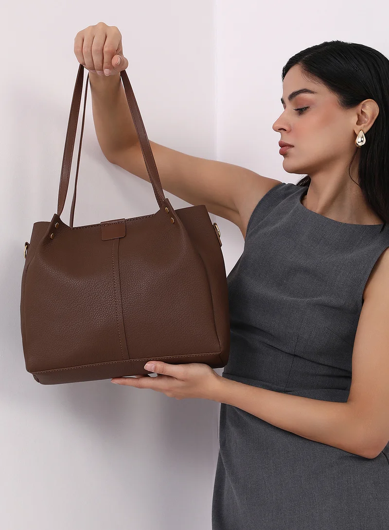 Haute Sauce Elegant plain shoulder bag made of vegan leather with a zipper closure for women