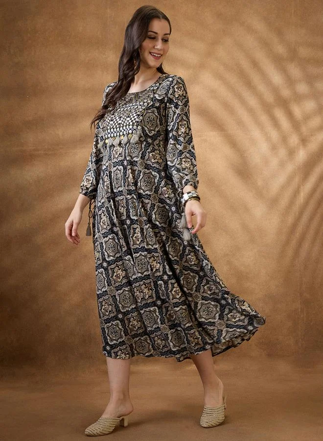 جلو باص فستان ميدي بتفاصيل مُطرزة