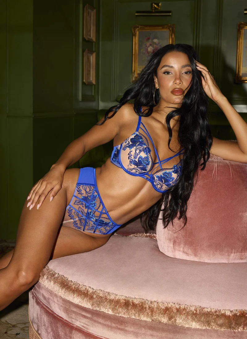 آن سمرز آن سمرز فيثفول برازيلي عالي الخصر