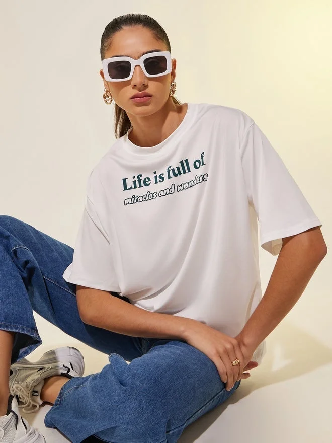 تايك تو تيشيرت برقبة دائرية بطبعة شعار ستايلي