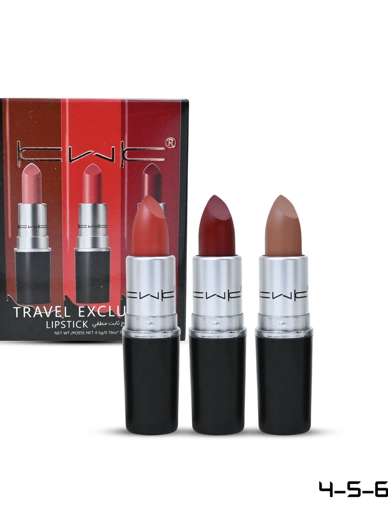 مجموعة من ثلاث أرواج كريمية بتركيبة ناعمة وغنية تمنح الشفاه لونًا مركزًا ولمسة نهائية أنيقة. تنساب بسلاسة على الشفاه، توفّر ترطيبًا يدوم، وتضفي مظهرًا جذابًا يناسب مختلف الإطلالات من النهار إلى الليل