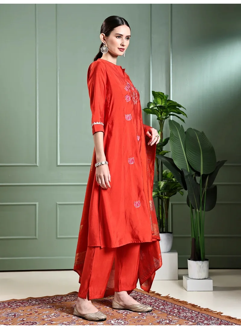باناش برييا طقم كورتا مستقيم مطرّز بزهور اللوتس مع بنطال وطرحة من حرير الموسلين | فستان هندي احتفالي للسيدات | طقم كرتي و سالوار سوت