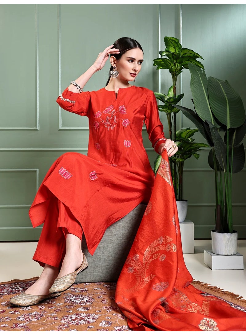 باناش برييا طقم كورتا مستقيم مطرّز بزهور اللوتس مع بنطال وطرحة من حرير الموسلين | فستان هندي احتفالي للسيدات | طقم كرتي و سالوار سوت - Image 5