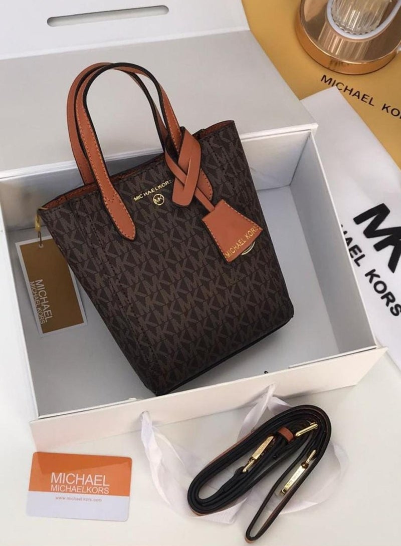 حقيبة نسائية من ماركة أنيقة وعالية الجودة