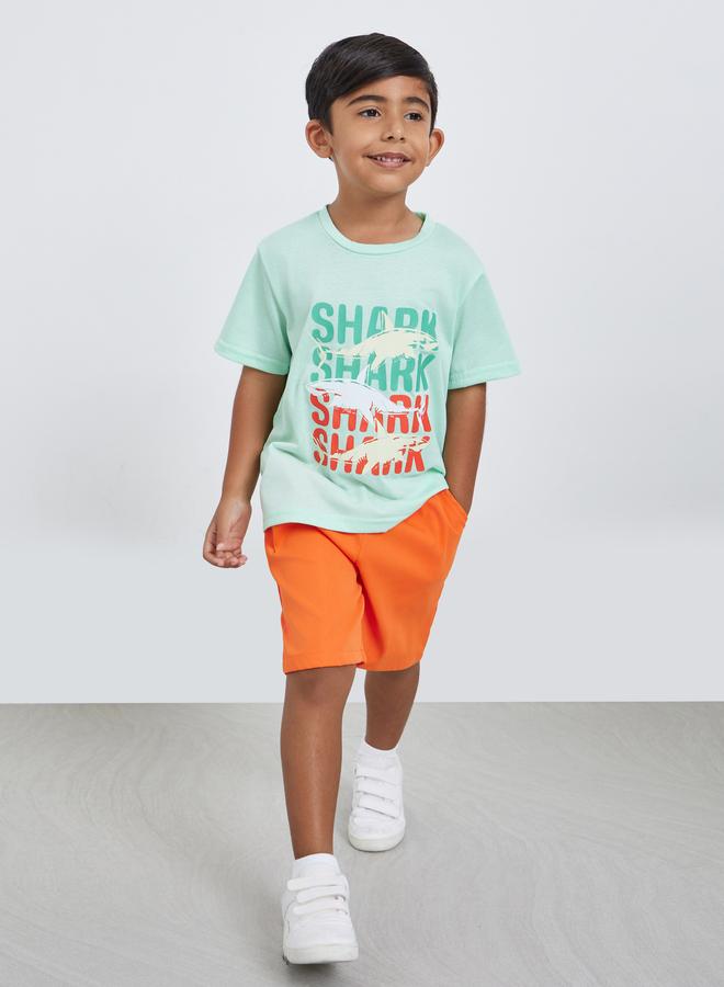 ستايلي طقم تي شيرت وشورت بطبعة جرافيك للأولاد - Image 1