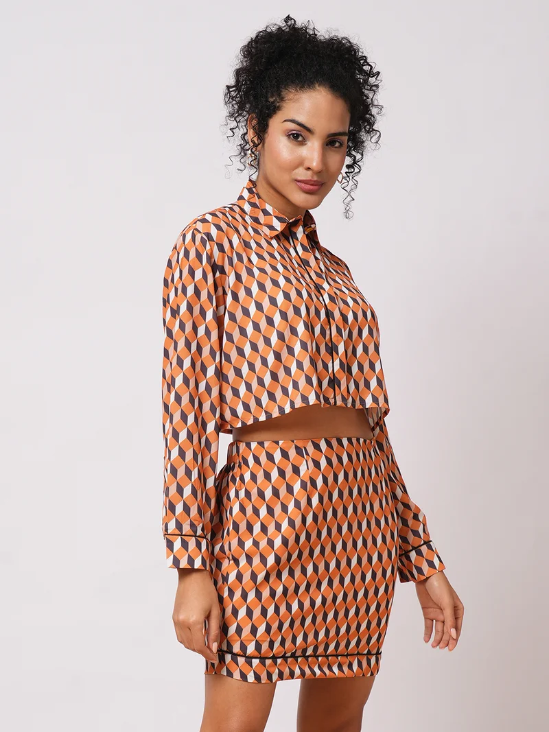 جلو باص بلوزة قصيرة نسائية بأكمام طويلة وطبعة مع تنورة