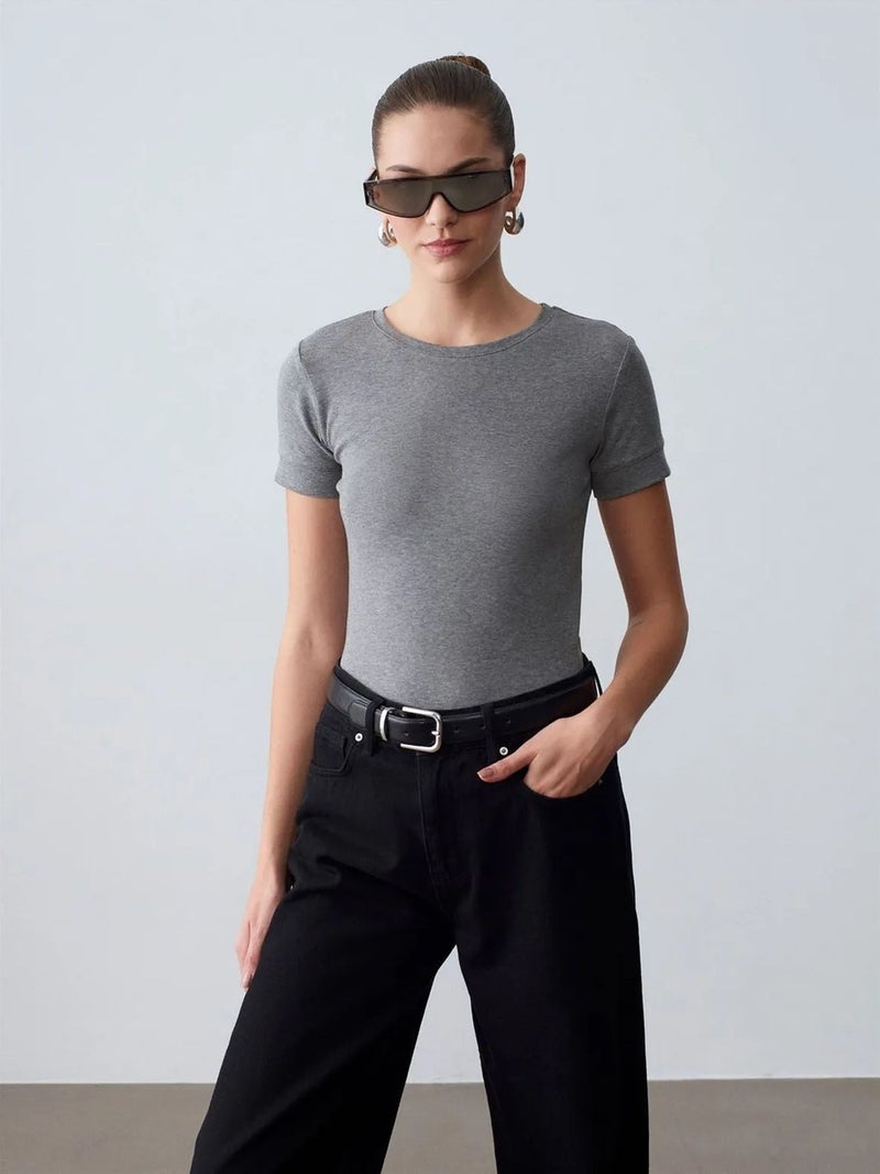 DILVIN Women's Slim Fit Crew Neck T-Shirt - Image 4