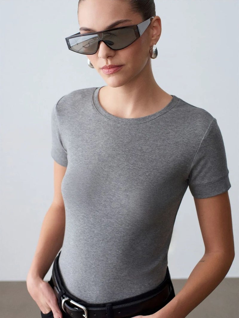 DILVIN Women's Slim Fit Crew Neck T-Shirt - Image 2