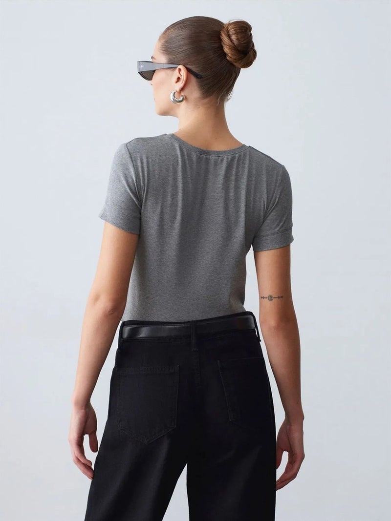 DILVIN Women's Slim Fit Crew Neck T-Shirt - Image 3