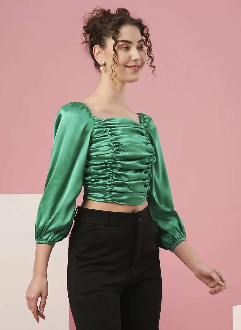 جلو باص بلوزة كروب ساتان نسائية خضراء بأكمام منفوشة وخصر مزموم