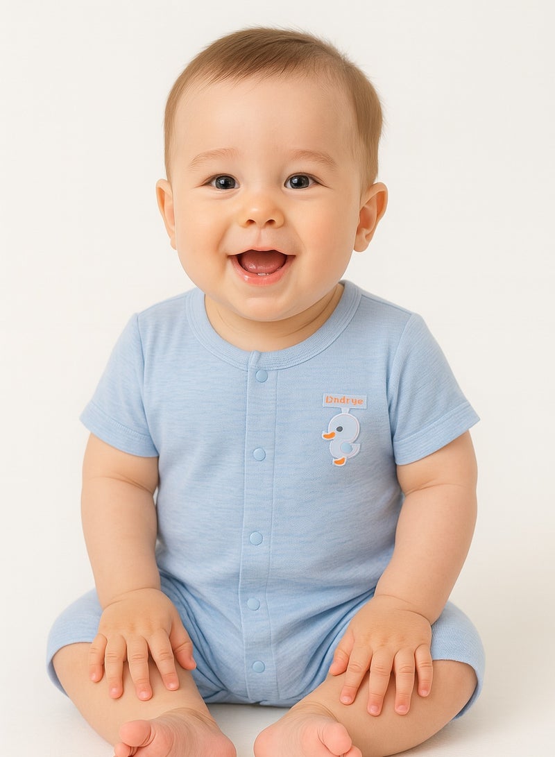 رومبر بأكمام نصفية للأطفال - بوديسوت خفيف من مزيج القطن مزوّد بقلادة على شكل بطّة، بإغلاق كبّاس أمامي - مناسب للأطفال من عمر 3 إلى 18 شهرًا - Image 1