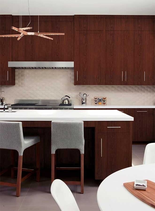 رَوَائِد ورق جدران بتصميم خشب الجوز 45×500 سم – بلون بني مائل للأحمر، لاصق ذاتي وقابل للإزالة، لتغليف الخزائن والمكاتب والدولايب – لفة فينيل بنقش حبيبات الخشب - Image 2