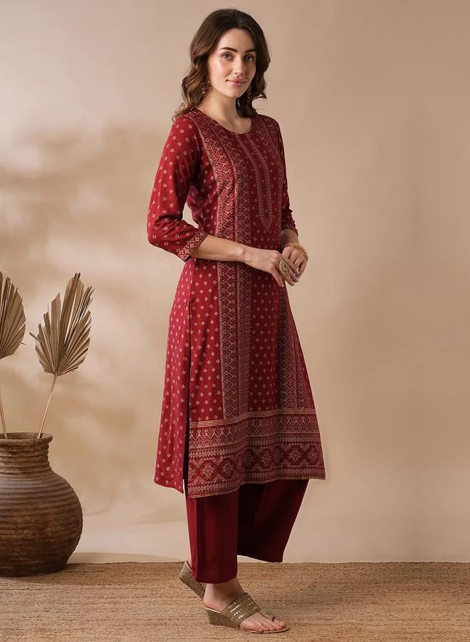 جلو باص طقم كورتا مستقيمة للعمل بطبعة ذهبية مع بنطال بخصر مطاطي