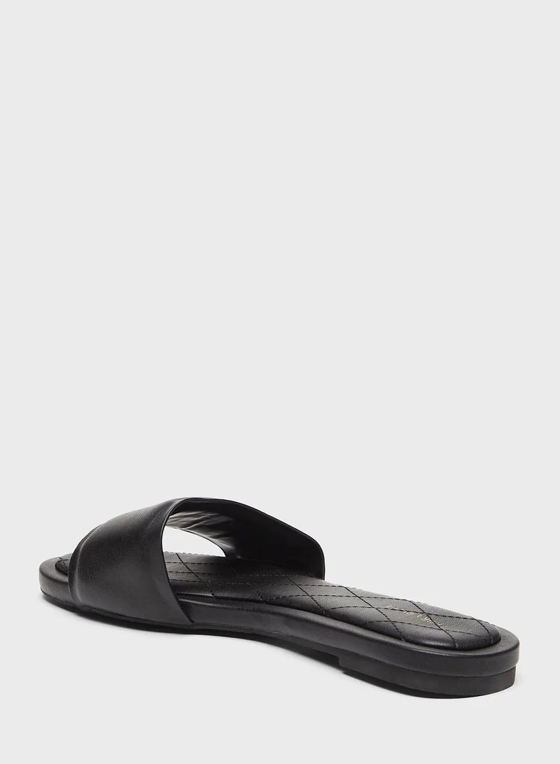 shoexpress Flat Sandals