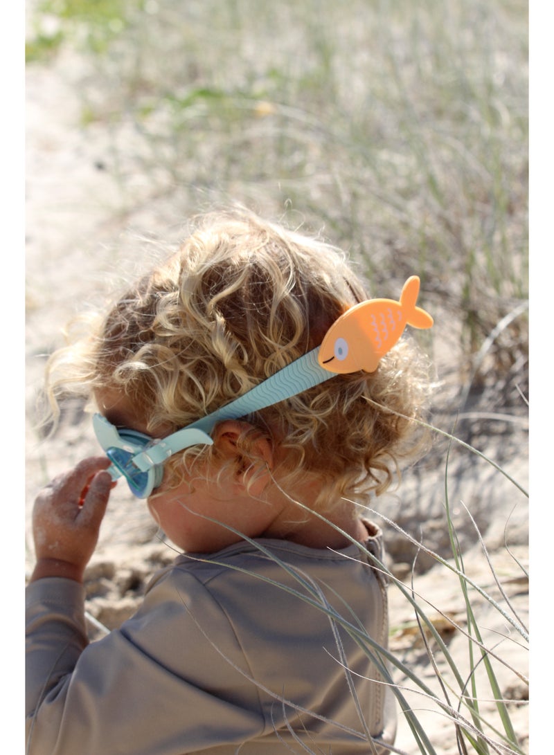 سني لايف نظارات سباحة للأطفال - سمكة فين زرقاء مائية | نظارات مسبح صيفية للأطفال | حزام قابل للتعديل، حماية من الأشعة فوق البنفسجية، مقاومة للضباب - مثالية للسباحة والشاطئ والمرح المائي - Image 5