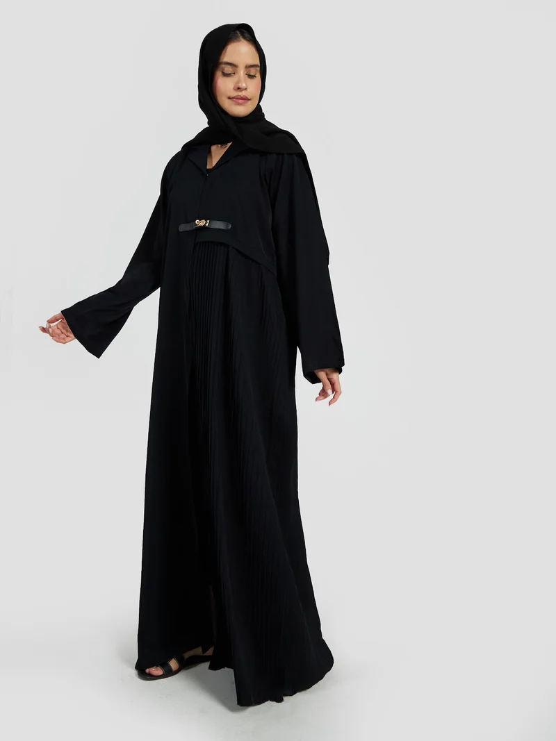عباءات ريم Sophisticated Black Pleated Abaya with Gold Buckle Accent