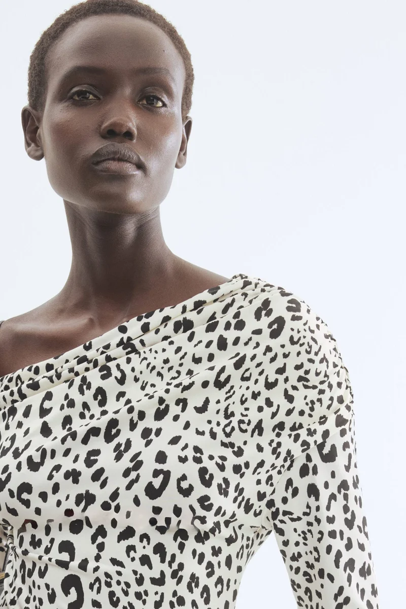 اتش اند ام بلوزة بكتف واحد مكشكشة